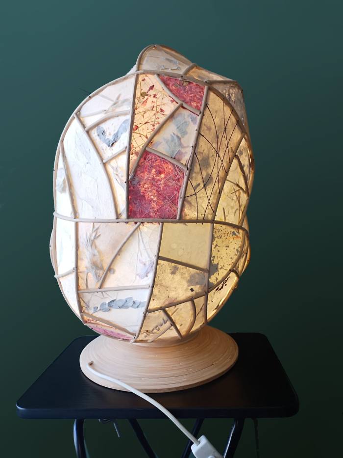 Lampada fatta in carta , di Løkken Berit. Opera esposta alla mostra 'Parole d’arte e Creatività' per il Salone Off 2026 dell'Associazione Gli Artimani APS."
