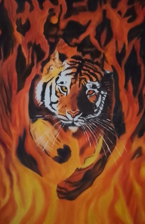 Dipinto in acrilico raffigurante una tigre che cammina in avanti emergendo da uno sfondo di fiamme e fuoco nei toni del rosso e dell'arancione.